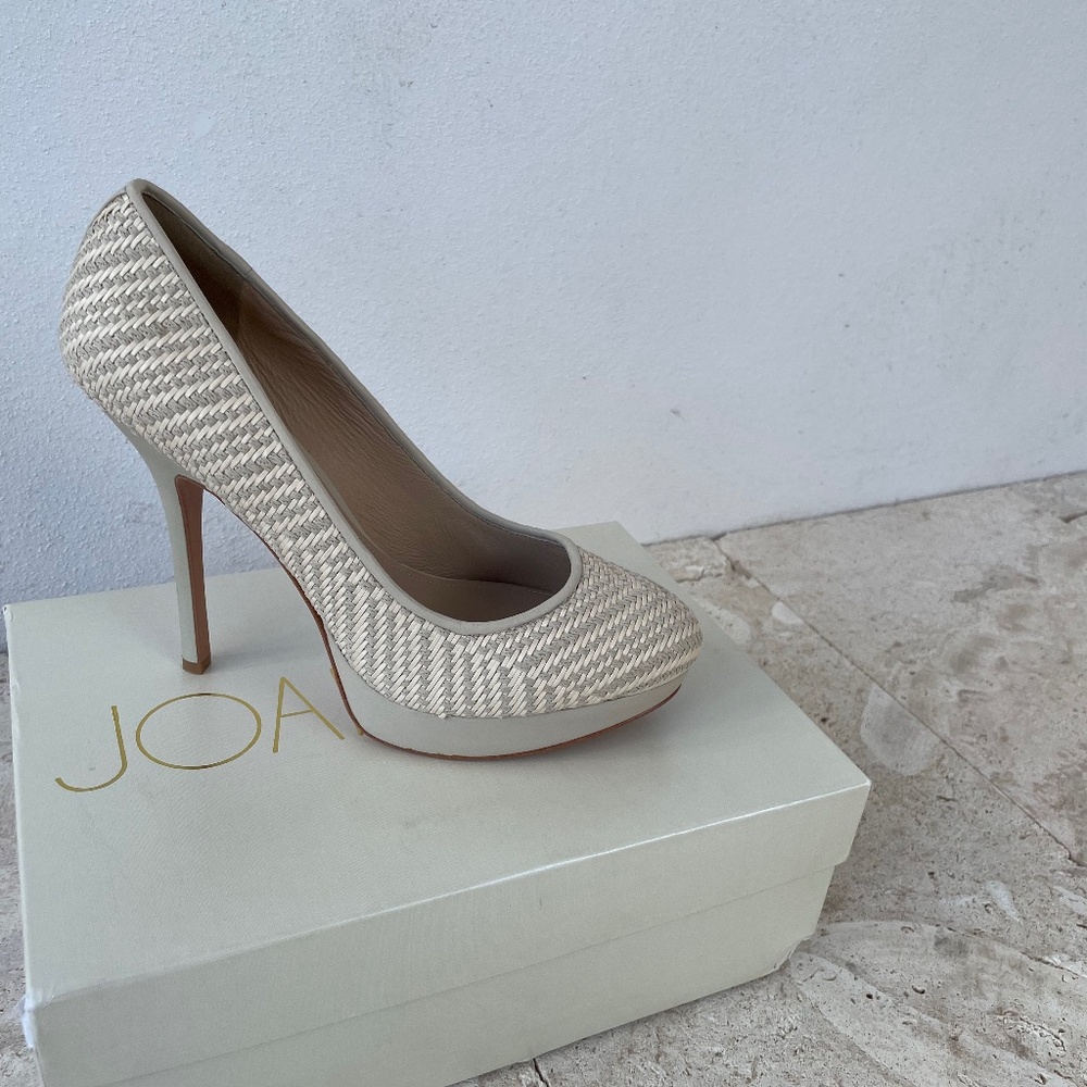 Joan and David platform pumps